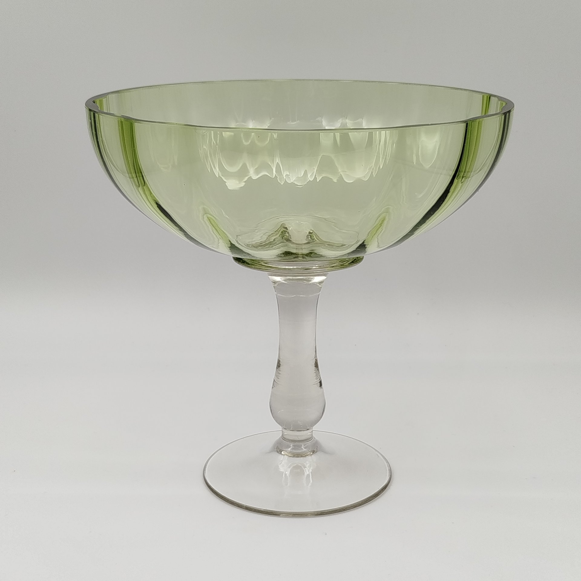 Фруктовница зеленого оттенка  на высокой ножке, стекло, гранение, СССР, 1970-1990 гг.