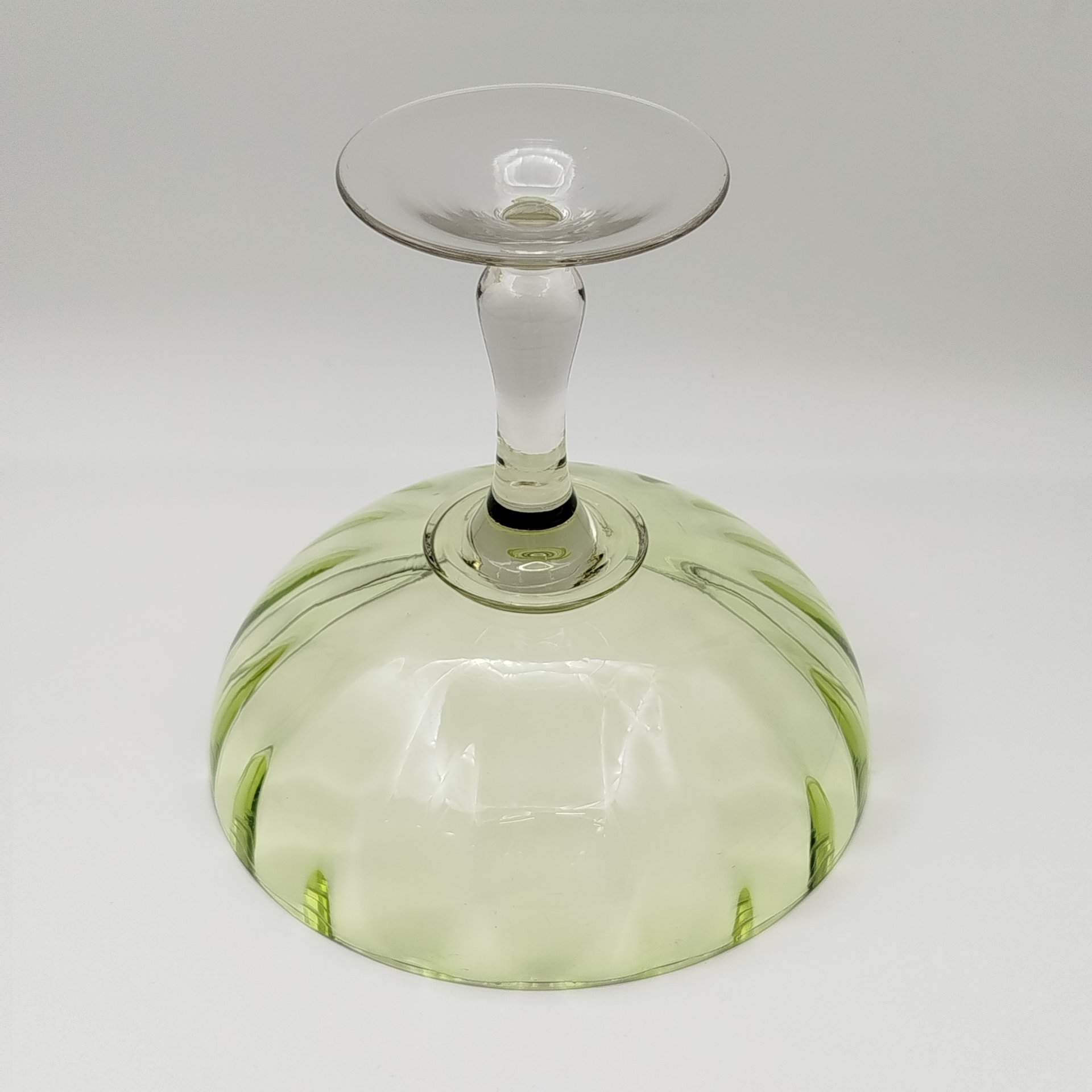 Фруктовница зеленого оттенка  на высокой ножке, стекло, гранение, СССР, 1970-1990 гг.