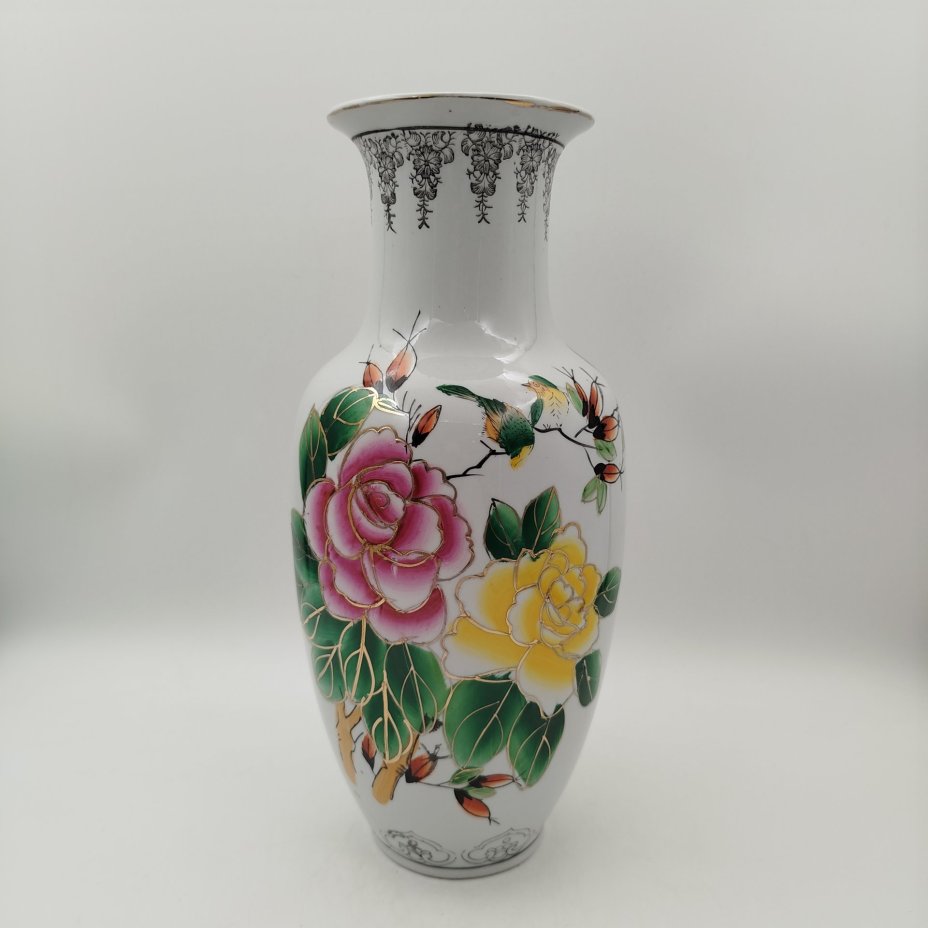 Ваза с декором из роз, фарфор, роспись, Китай, 1970-1990 гг.