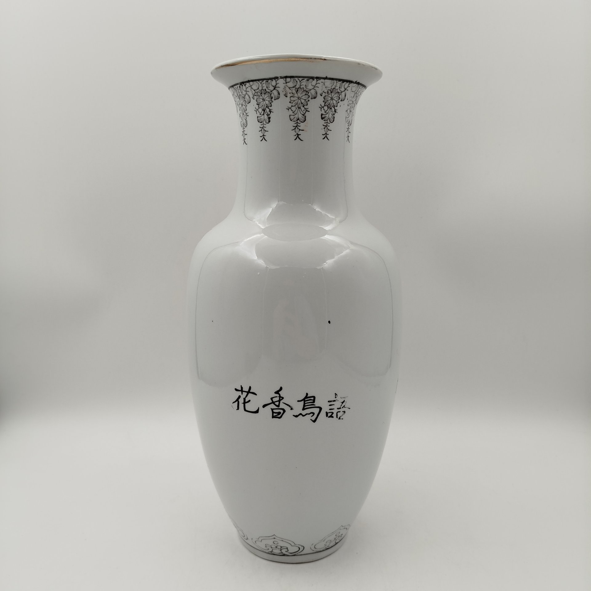 Ваза с декором из роз, фарфор, роспись, Китай, 1970-1990 гг.