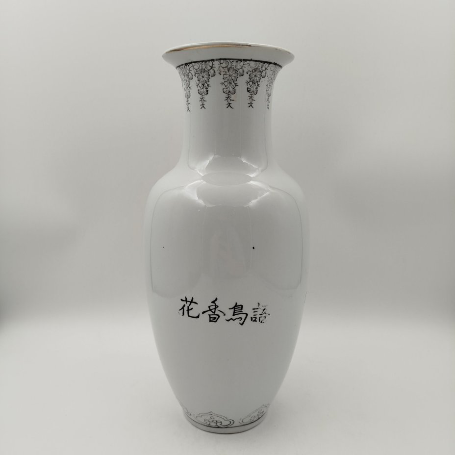 Ваза с декором из роз, фарфор, роспись, Китай, 1970-1990 гг.