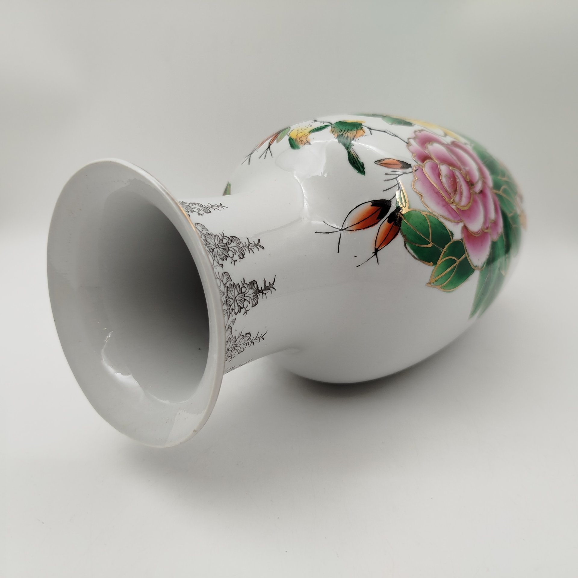 Ваза с декором из роз, фарфор, роспись, Китай, 1970-1990 гг., Китай