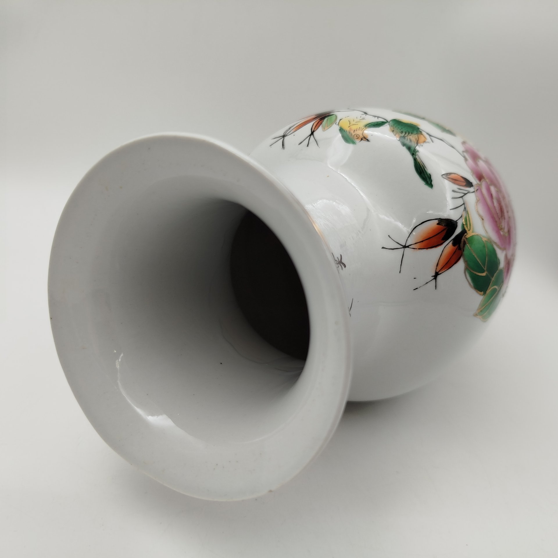 Ваза с декором из роз, фарфор, роспись, Китай, 1970-1990 гг., Китай