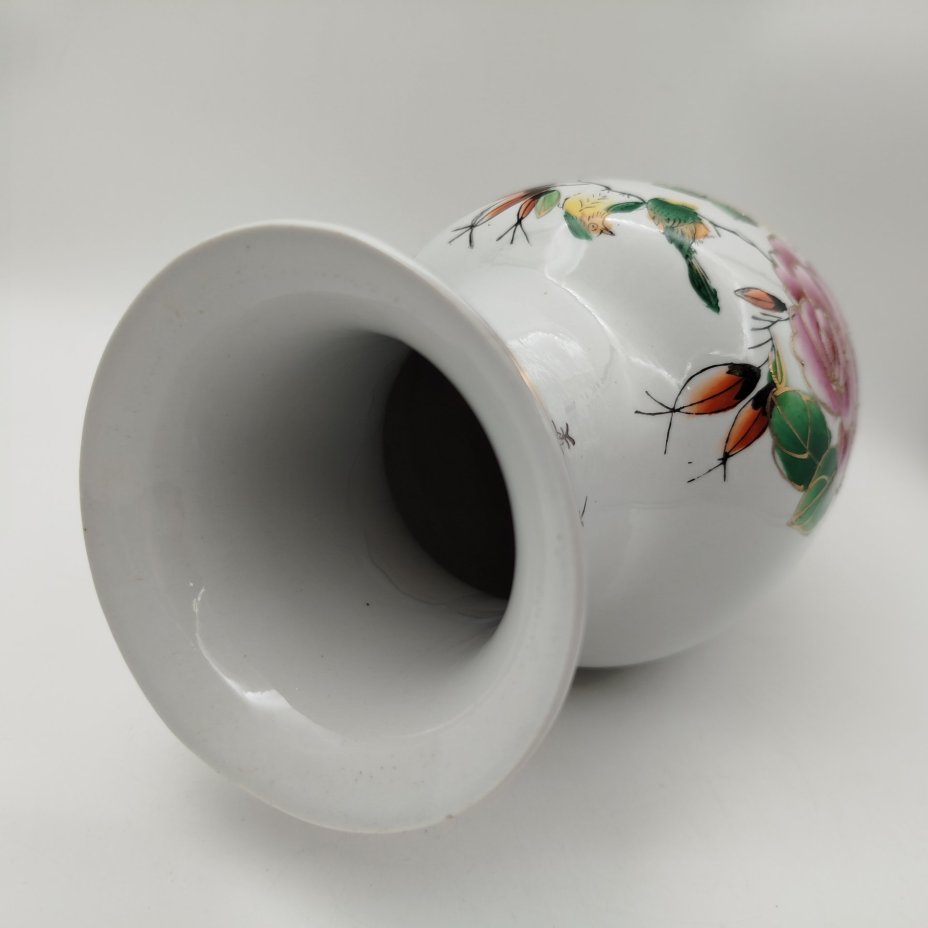 Ваза с декором из роз, фарфор, роспись, Китай, 1970-1990 гг., Китай