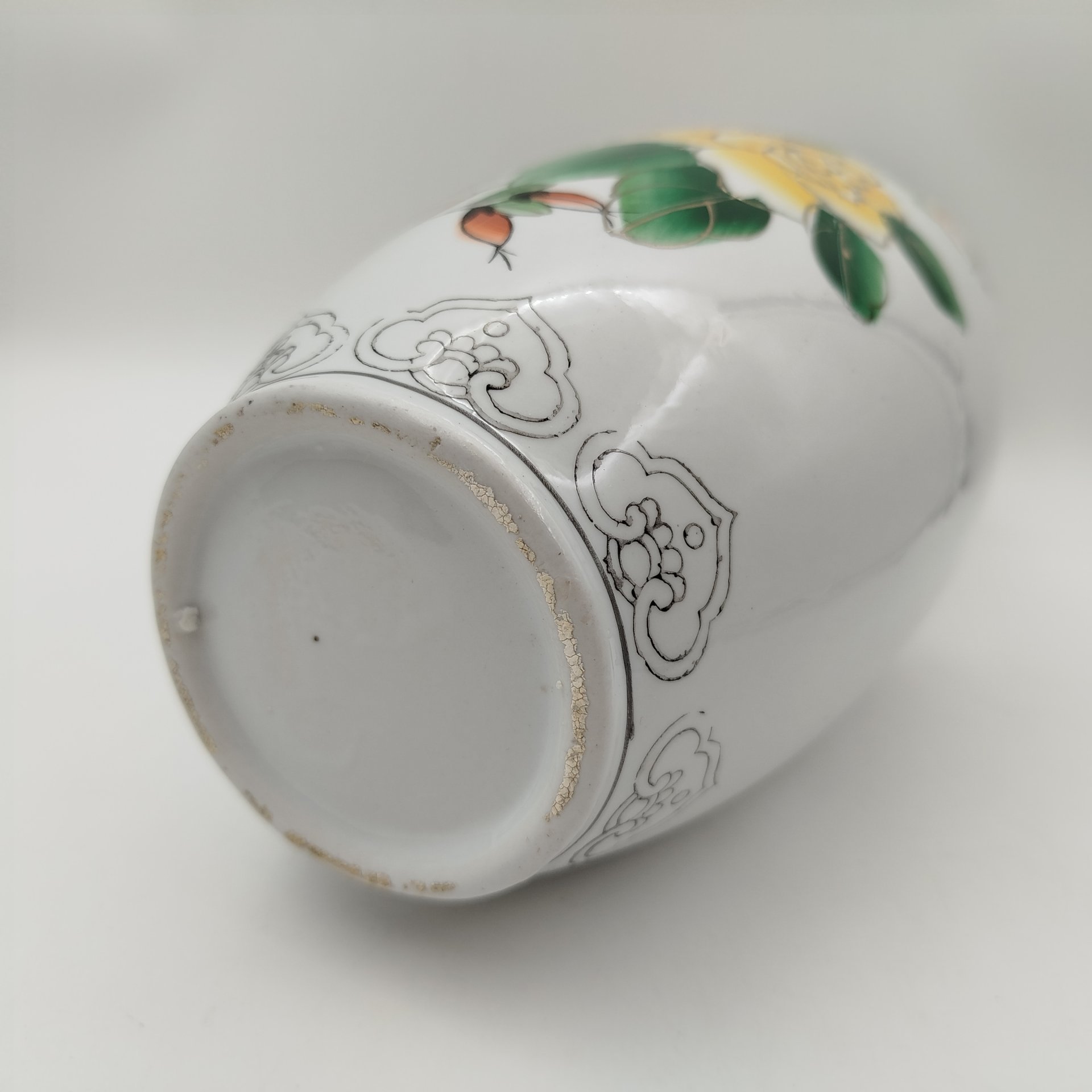 Ваза с декором из роз, фарфор, роспись, Китай, 1970-1990 гг., Китай