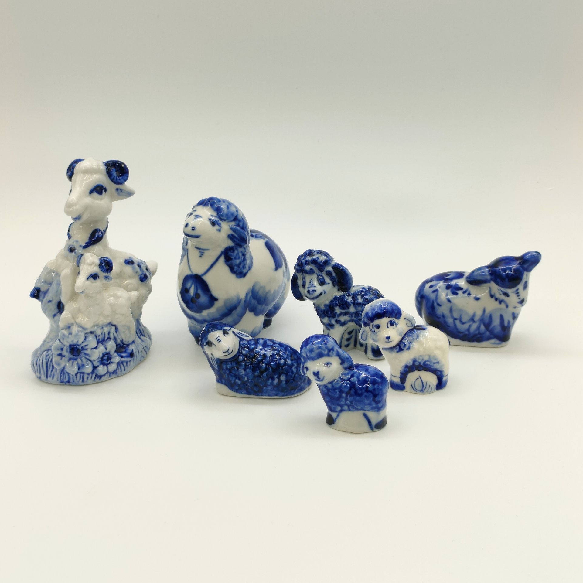 Набор из шести статуэток и копилки "Овечки", Гжель, фарфор, роспись, Россия, 1990-2010 гг.