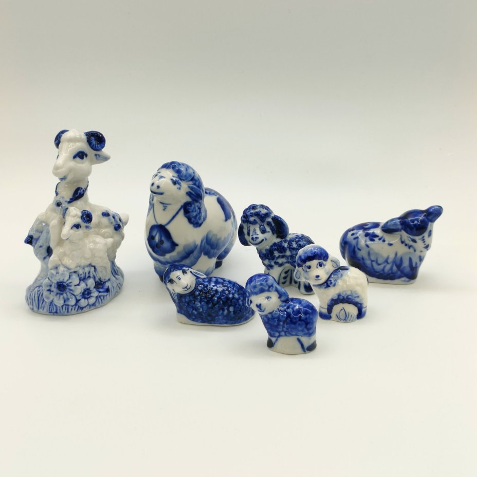 Набор из шести статуэток и копилки "Овечки", Гжель, фарфор, роспись, Россия, 1990-2010 гг.