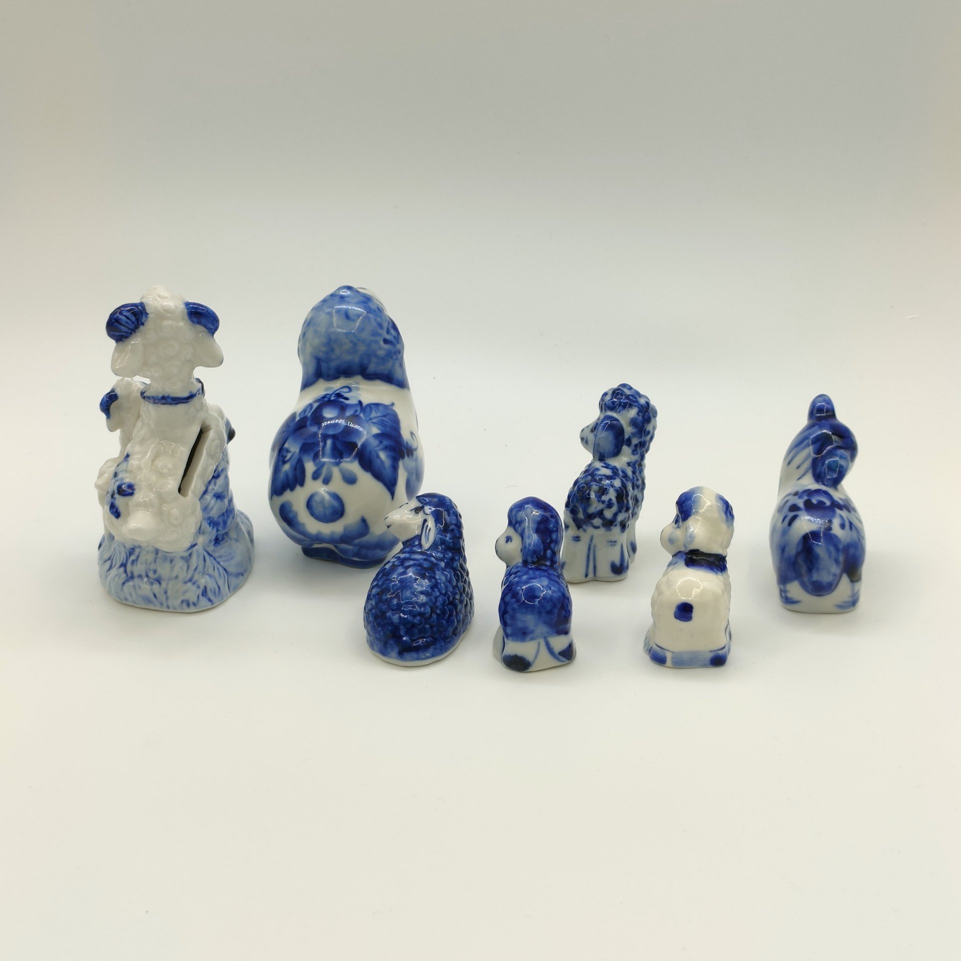 Набор из шести статуэток и копилки "Овечки", Гжель, фарфор, роспись, Россия, 1990-2010 гг.