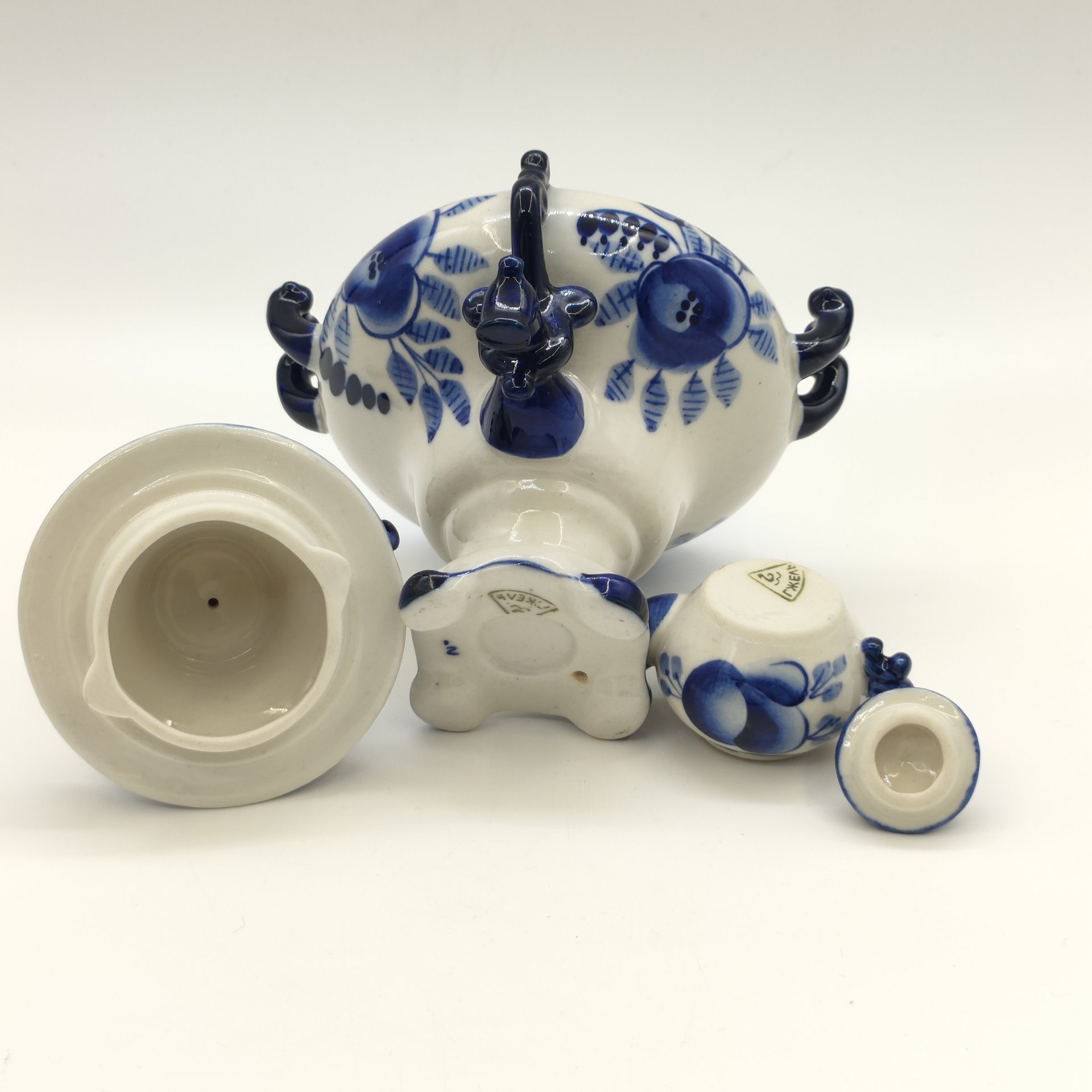 Самовар декоративный с миниатюрным чайником, фарфор, роспись, Объединение «Гжель», СССР, 1972-1985 гг.