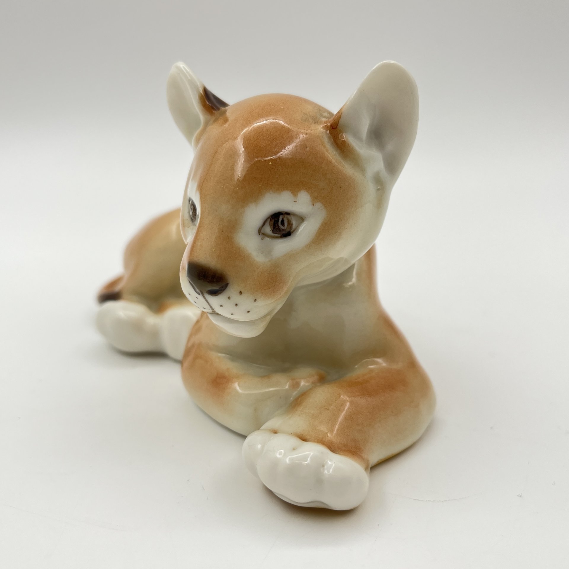 Статуэтка "Львёнок лежащий", скульптор Б.Я. Воробьев, фарфор, роспись, Ленинградский фарфоровый завод (ЛФЗ), СССР, 1970-1986 гг.