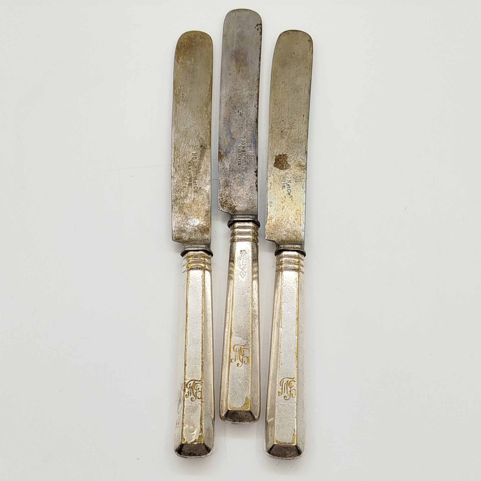 Набор из трех столовых ножей с владельческими монограммами, металл, серебрение, Norblin & Co (Норблин), Царство Польское, 1890-1915 гг.