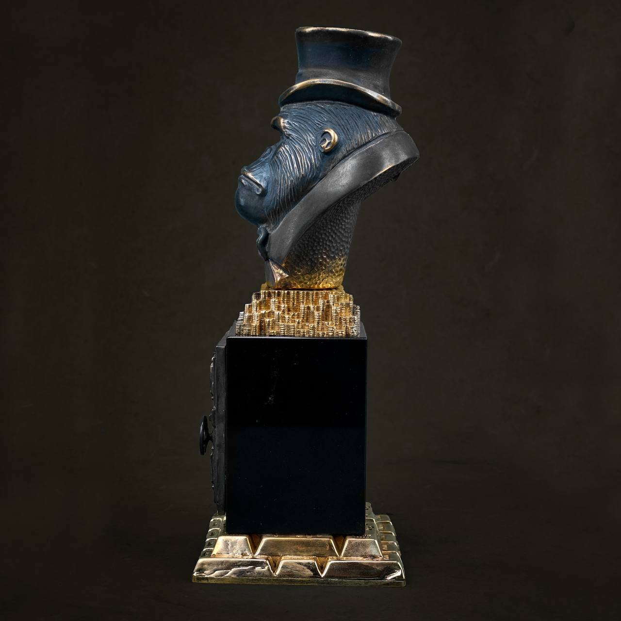 Скульптура «Big Boss» в брендированной упаковке и с сертификатом подлинности