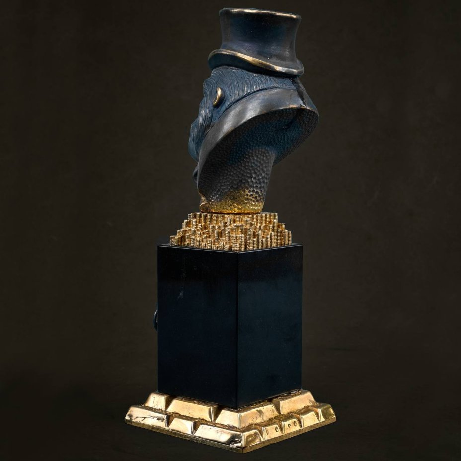 Скульптура «Big Boss» в брендированной упаковке и с сертификатом подлинности