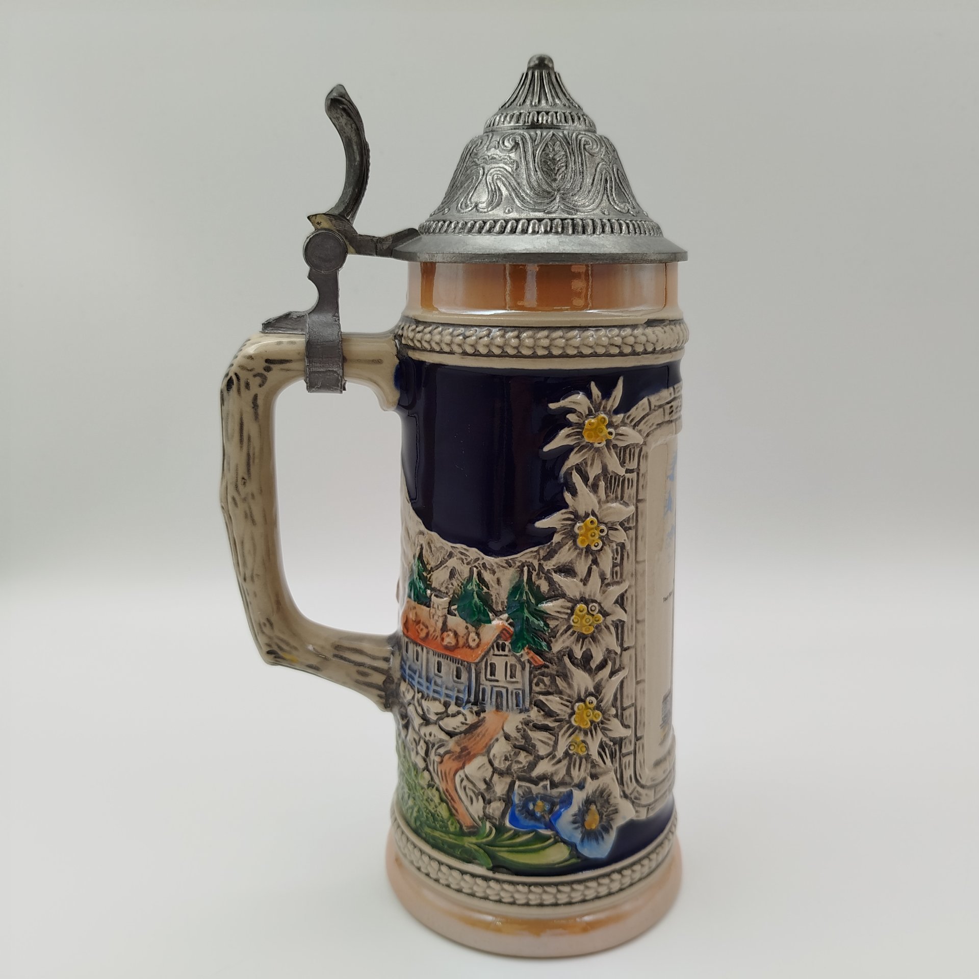 Кружка пивная, украшенная изображением  кафедрального собора Страсбурга, керамика, рельеф, деколь, крышка - сплав металлов, Gerzit Gerz, Германия, 1950-1990 гг.