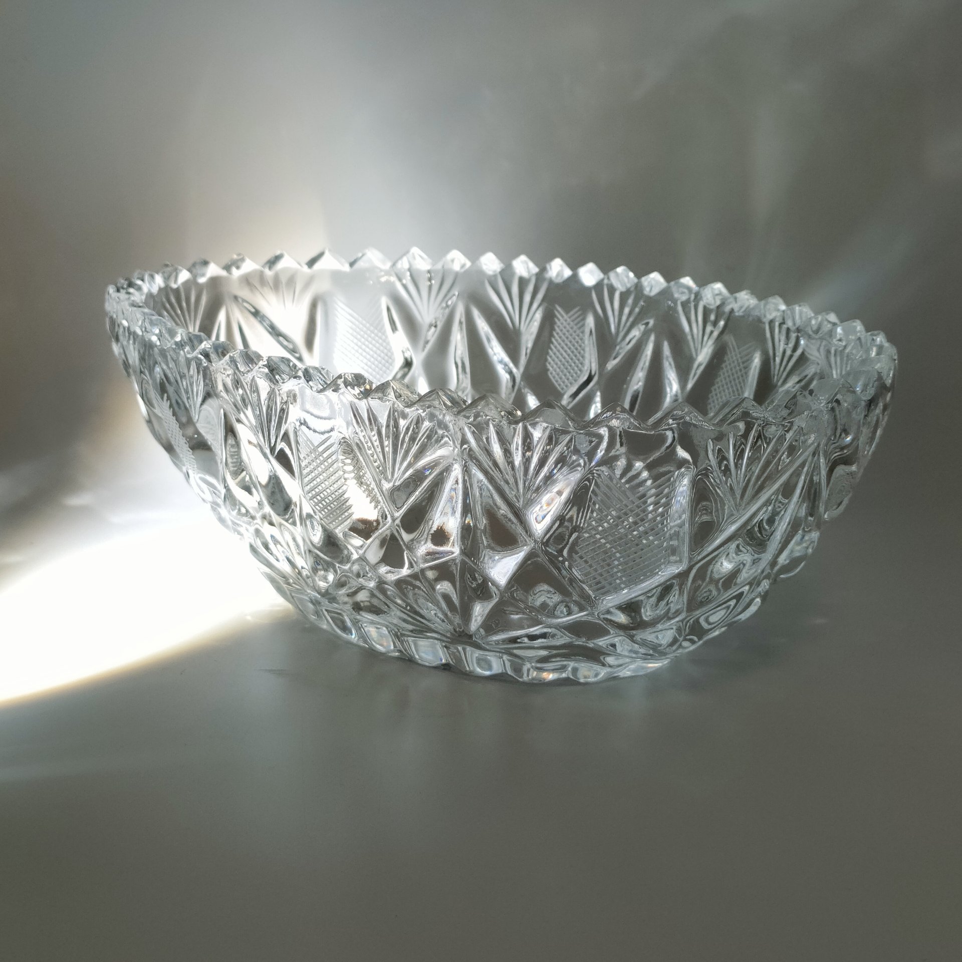 Конфетница (салатник) овальной формы с резным декором, хрусталь, алмазная грань, СССР, 1970-1990 гг.