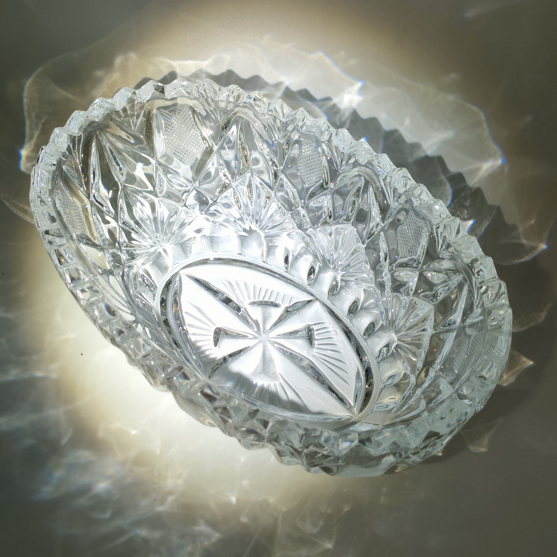 Конфетница (салатник) овальной формы с резным декором, хрусталь, алмазная грань, СССР, 1970-1990 гг.