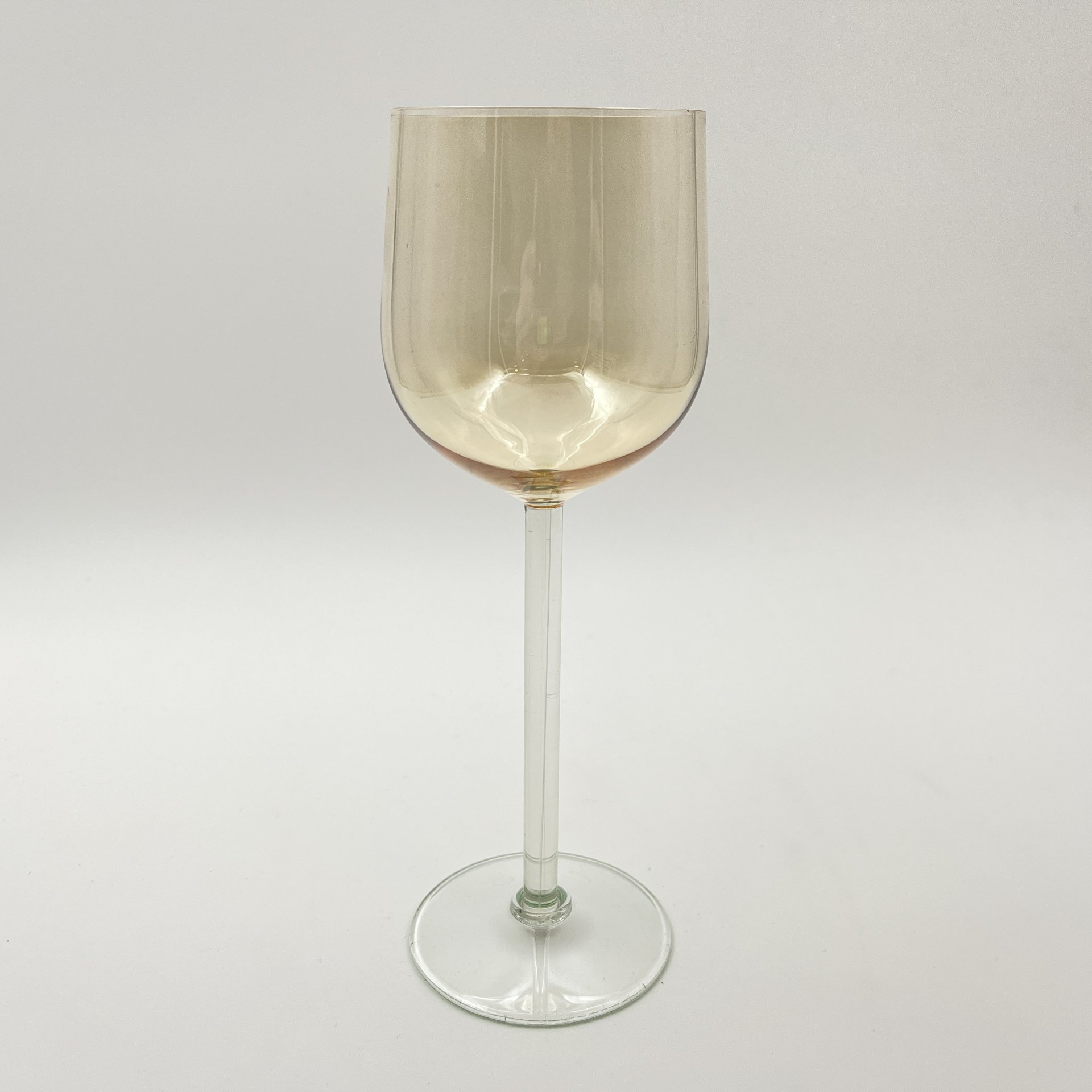 Бокал винный золотистого оттенка, цветное стекло, люстр, Калининский стекольный завод «Тверис», СССР, 1970-1990 гг.