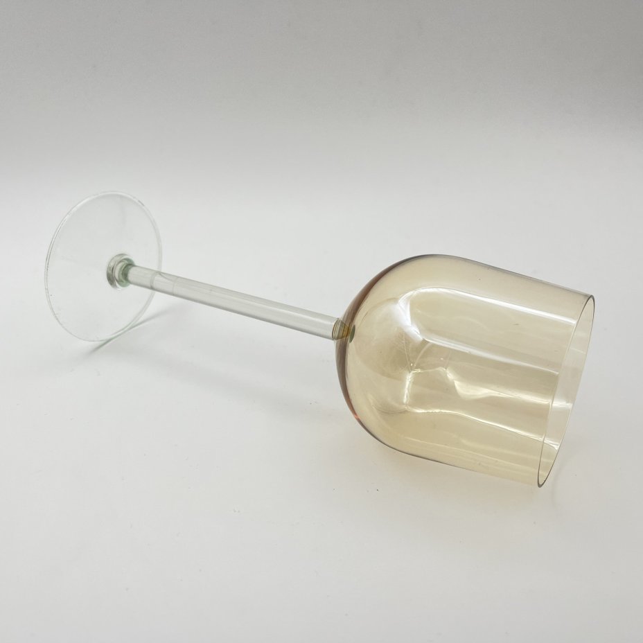 Бокал винный золотистого оттенка, цветное стекло, люстр, Калининский стекольный завод «Тверис», СССР, 1970-1990 гг.