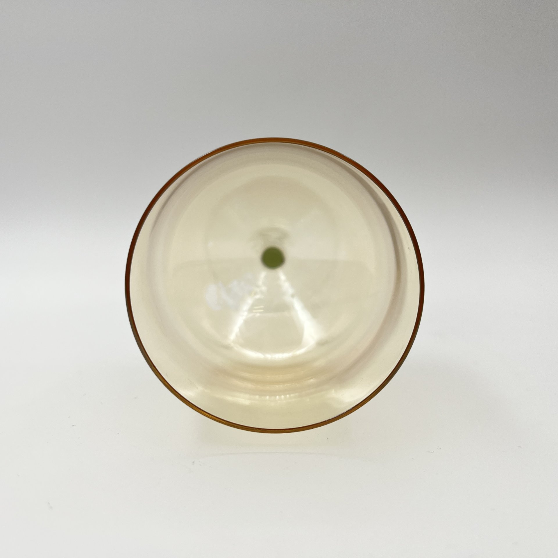 Бокал винный золотистого оттенка, цветное стекло, люстр, Калининский стекольный завод «Тверис», СССР, 1970-1990 гг.