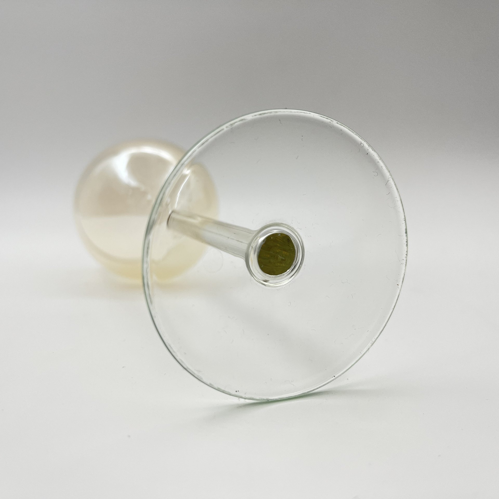 Бокал винный золотистого оттенка, цветное стекло, люстр, Калининский стекольный завод «Тверис», СССР, 1970-1990 гг.