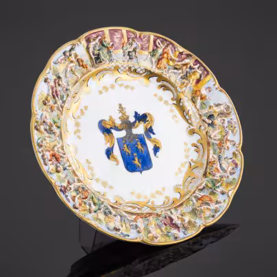 Тарелка декоративная "Баронский герб, Сассекс (1530-1634). Сатурналии", Capodimonte (Каподимонте)