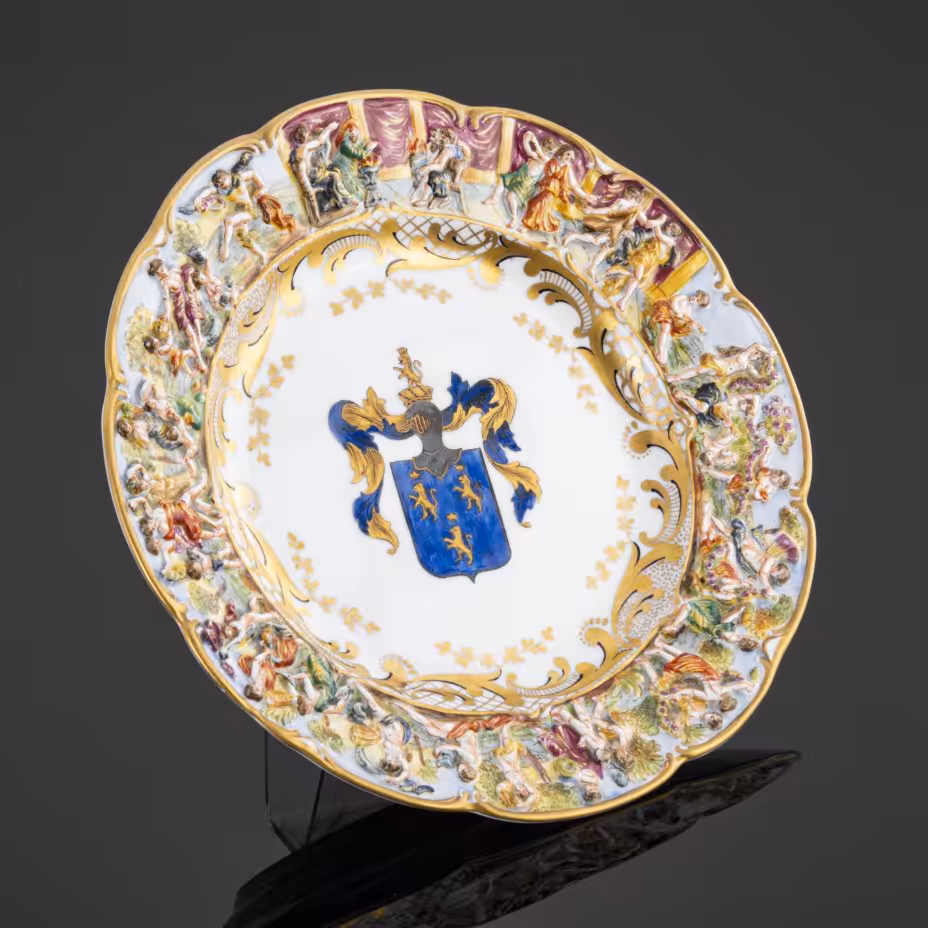Тарелка декоративная "Баронский герб, Сассекс (1530-1634). Сатурналии", Capodimonte (Каподимонте)