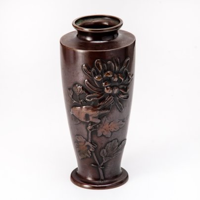 Ваза с изображением хризантемы и птицы, выполненная в стилистике эпохи Мэйдзи