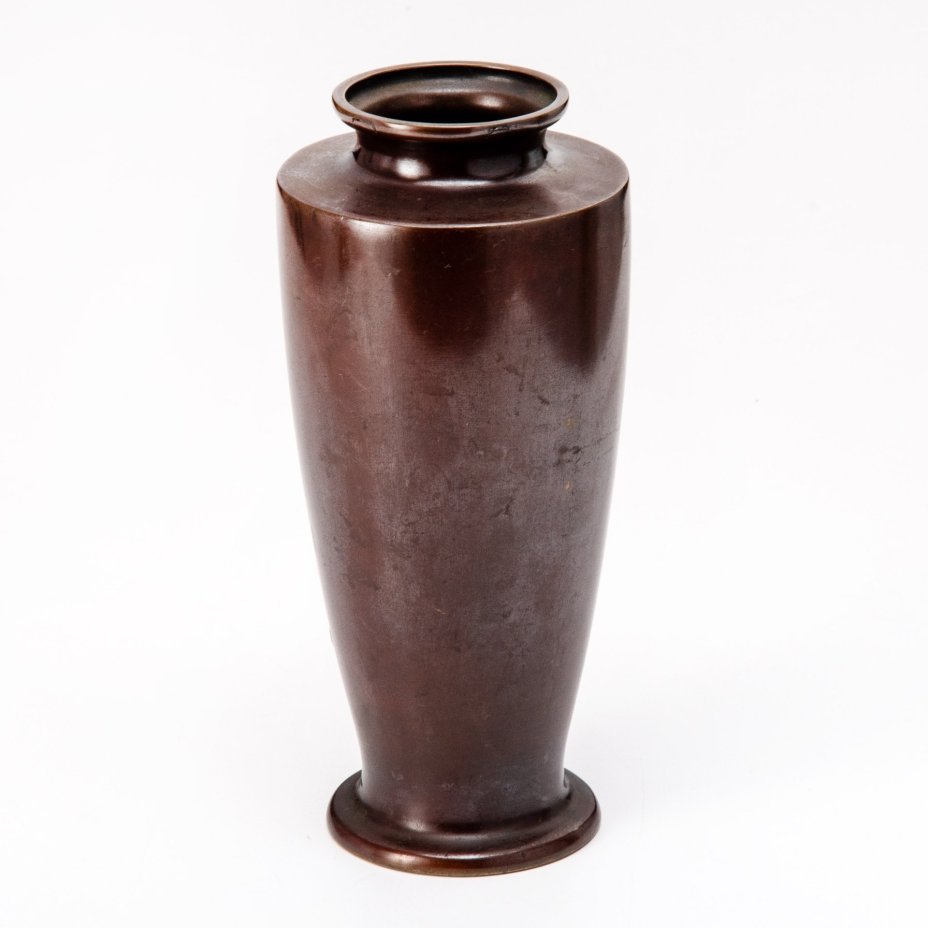 Ваза с изображением хризантемы и птицы, выполненная в стилистике эпохи Мэйдзи