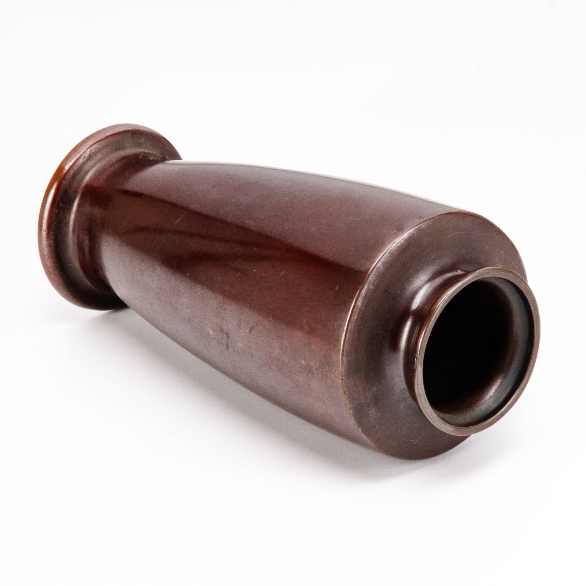 Ваза с изображением хризантемы и птицы, выполненная в стилистике эпохи Мэйдзи