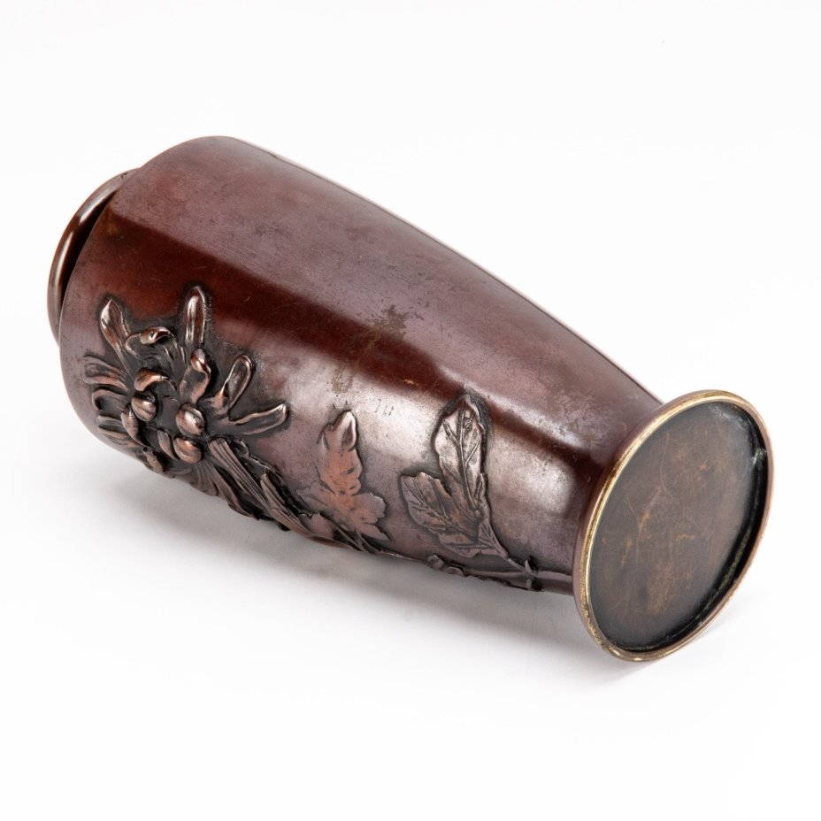 Ваза с изображением хризантемы и птицы, выполненная в стилистике эпохи Мэйдзи