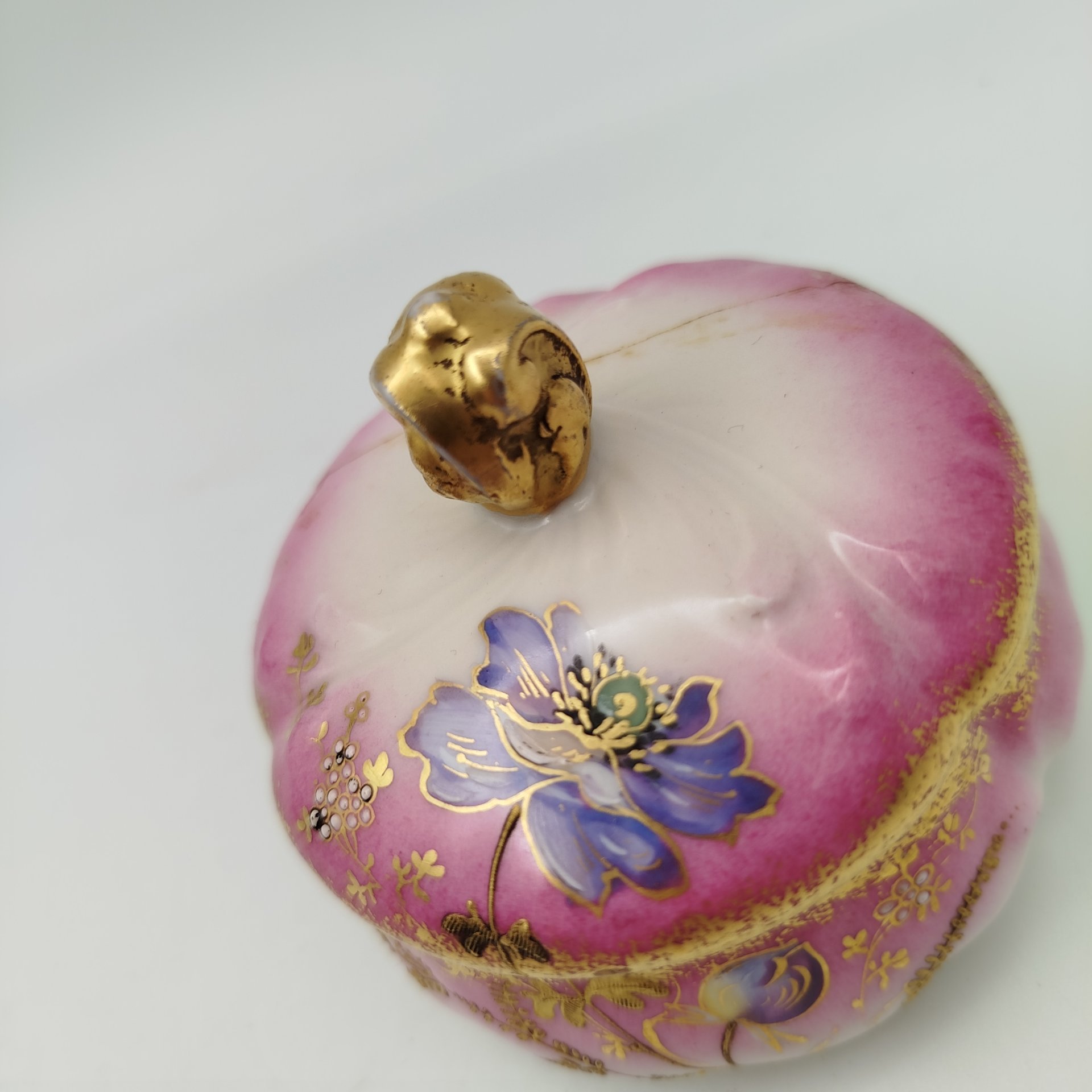 Шкатулка малинового оттенка с цветочным декором, фарфор, аэрография, роспись, золочение, Limoges, Martial Redon, Франция, 1891-1906 гг.