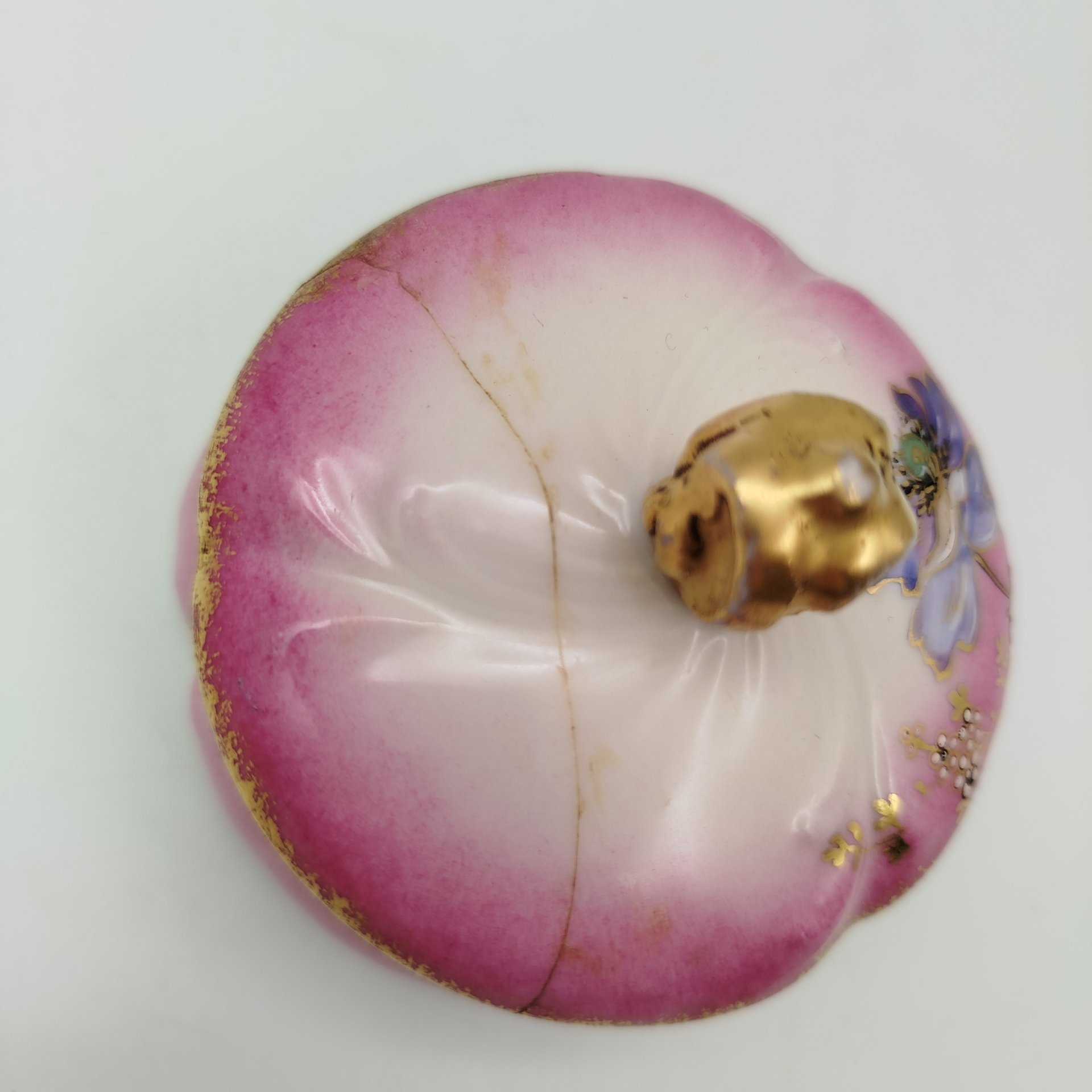 Шкатулка малинового оттенка с цветочным декором, фарфор, аэрография, роспись, золочение, Limoges, Martial Redon, Франция, 1891-1906 гг.