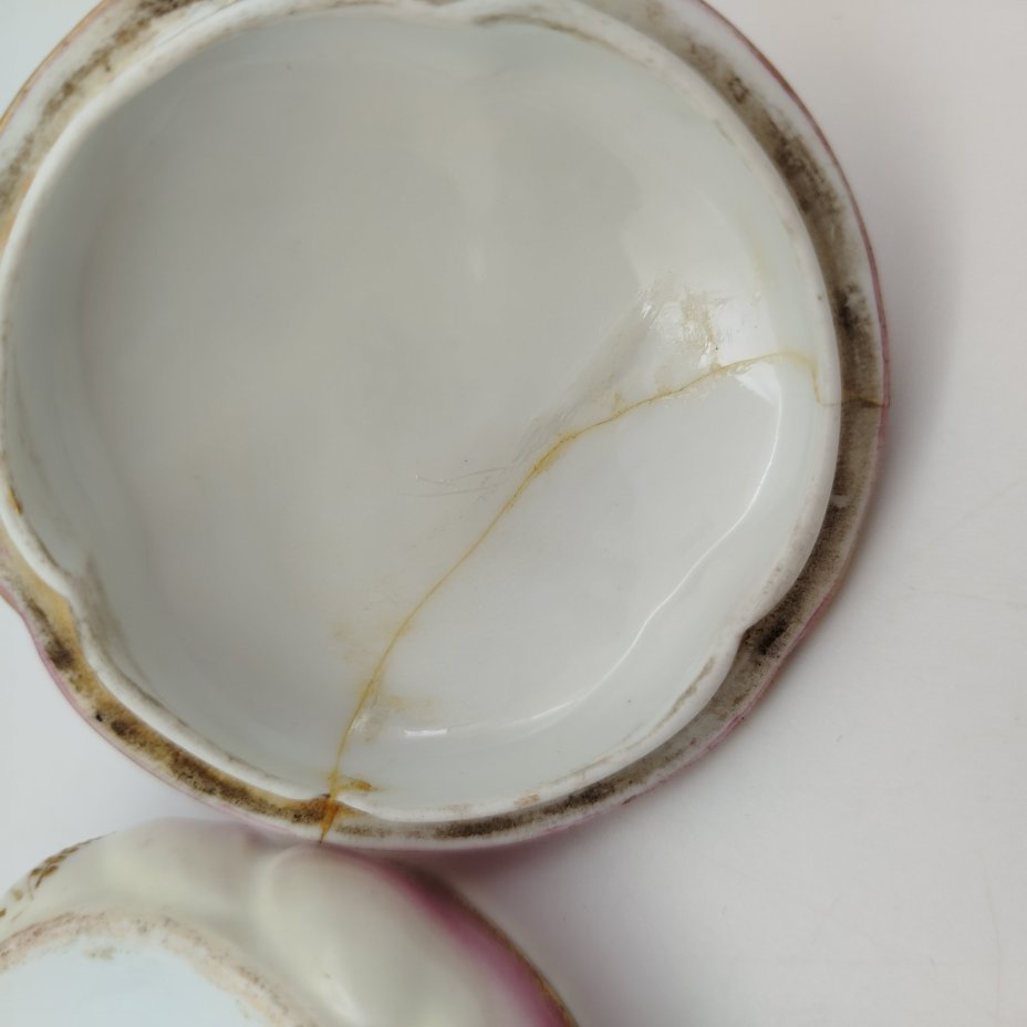 Шкатулка малинового оттенка с цветочным декором, фарфор, аэрография, роспись, золочение, Limoges, Martial Redon, Франция, 1891-1906 гг.