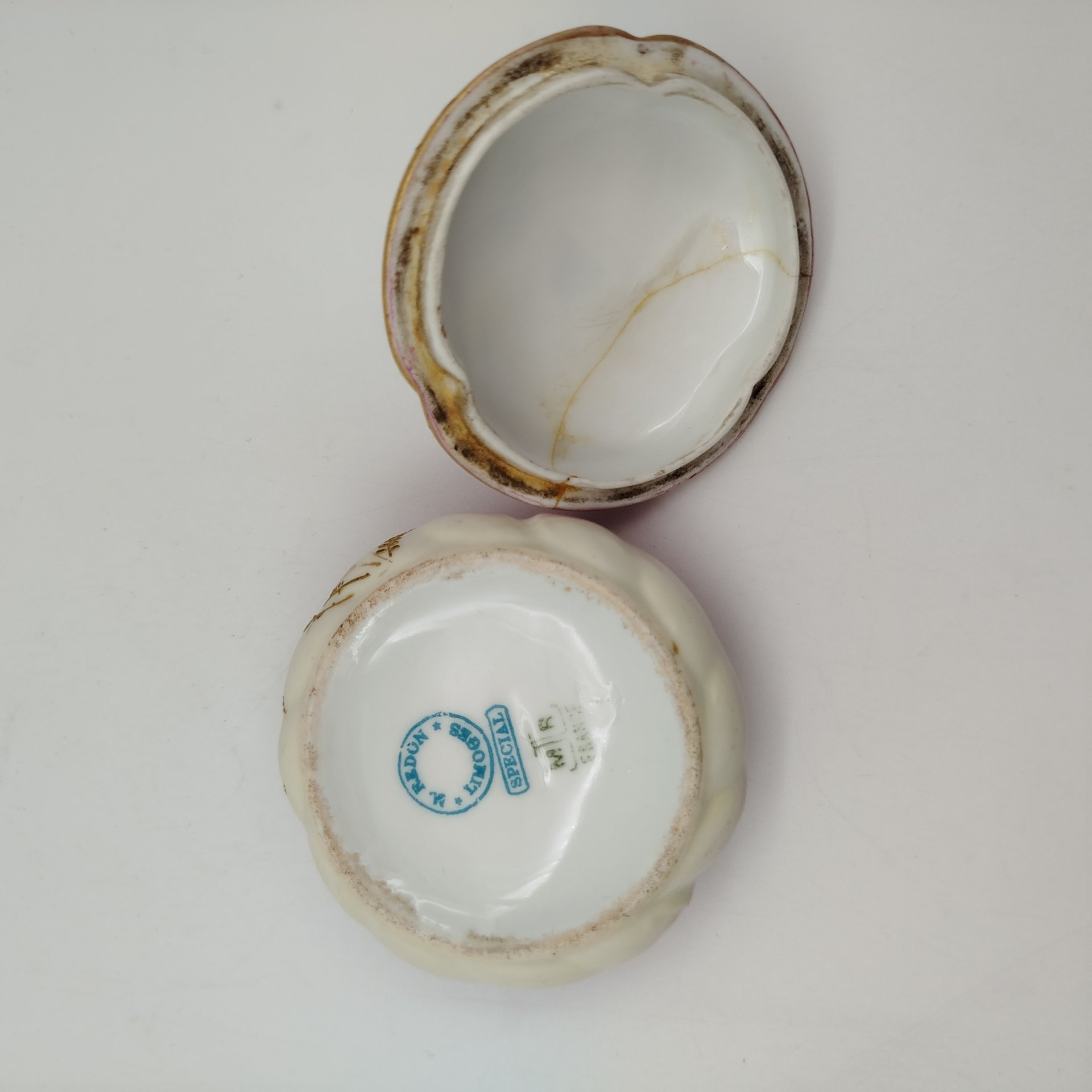 Шкатулка малинового оттенка с цветочным декором, фарфор, аэрография, роспись, золочение, Limoges, Martial Redon, Франция, 1891-1906 гг.