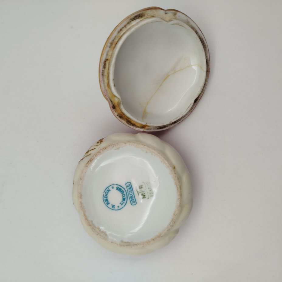 Шкатулка малинового оттенка с цветочным декором, фарфор, аэрография, роспись, золочение, Limoges, Martial Redon, Франция, 1891-1906 гг.