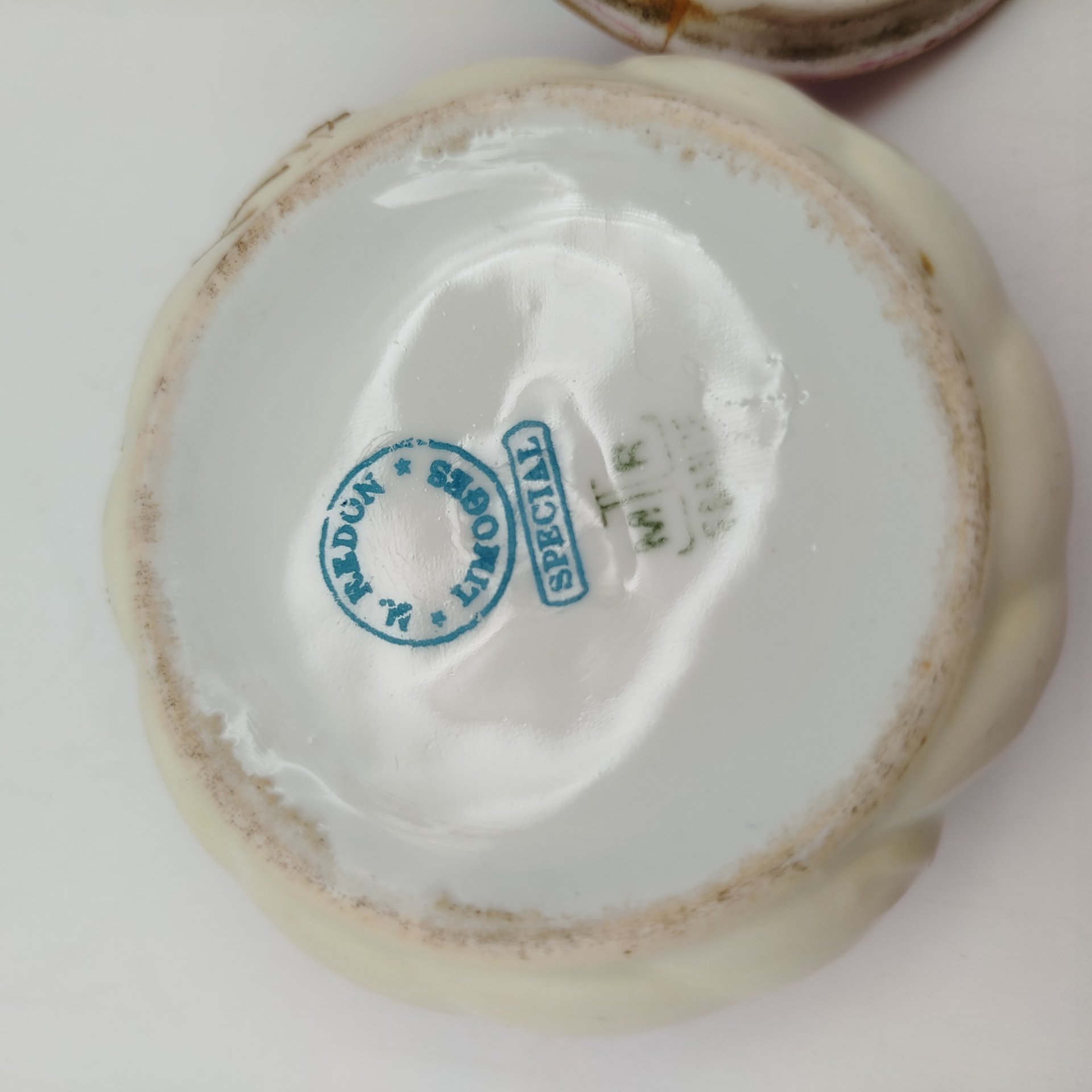 Шкатулка малинового оттенка с цветочным декором, фарфор, аэрография, роспись, золочение, Limoges, Martial Redon, Франция, 1891-1906 гг.