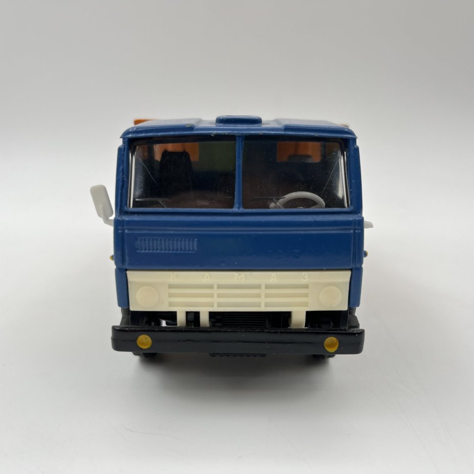 Модель автомобиля в масштабе 1:43 "КАМАЗ - 5511"