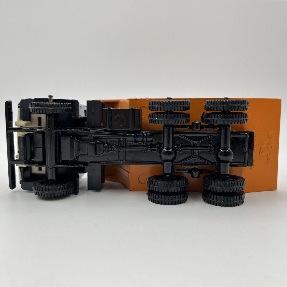 Модель автомобиля в масштабе 1:43 "КАМАЗ - 5511"