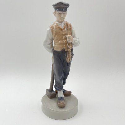 Статуэтка "Подмастерье" ("Мальчик с молотком"), модель №620, скульптор Chr. Thomsen, фарфор, роспись, Royal Copenhagen, Дания, 1968 г.
