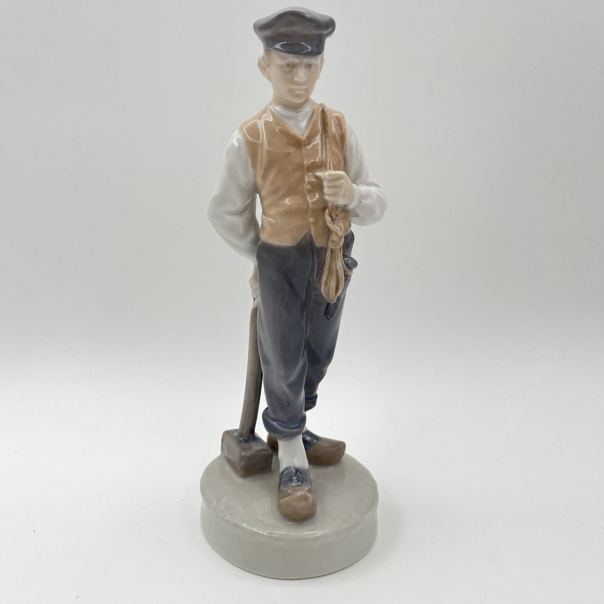 Статуэтка "Подмастерье" ("Мальчик с молотком"), модель №620, скульптор Chr. Thomsen, фарфор, роспись, Royal Copenhagen, Дания, 1968 г.