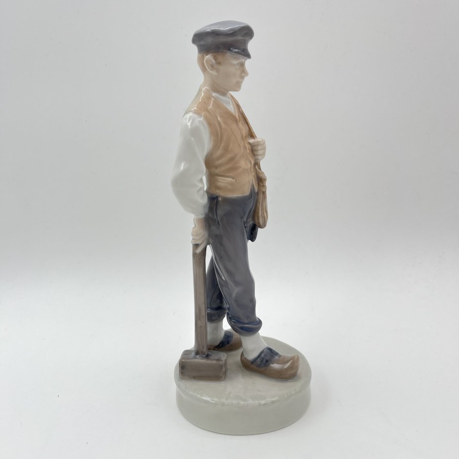 Статуэтка "Подмастерье" ("Мальчик с молотком"), модель №620, скульптор Chr. Thomsen, фарфор, роспись, Royal Copenhagen, Дания, 1968 г.