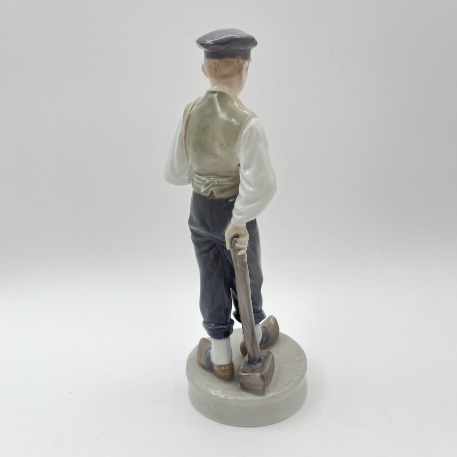 Статуэтка "Подмастерье" ("Мальчик с молотком"), модель №620, скульптор Chr. Thomsen, фарфор, роспись, Royal Copenhagen, Дания, 1968 г.