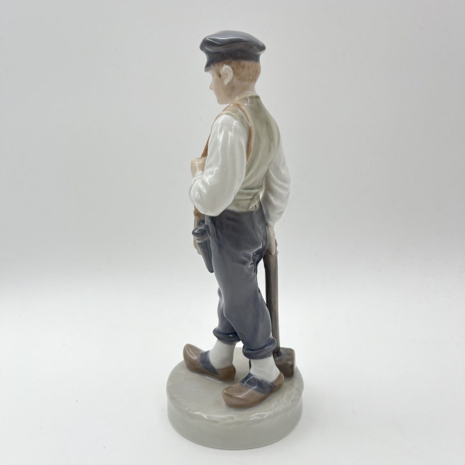 Статуэтка "Подмастерье" ("Мальчик с молотком"), модель №620, скульптор Chr. Thomsen, фарфор, роспись, Royal Copenhagen, Дания, 1968 г.