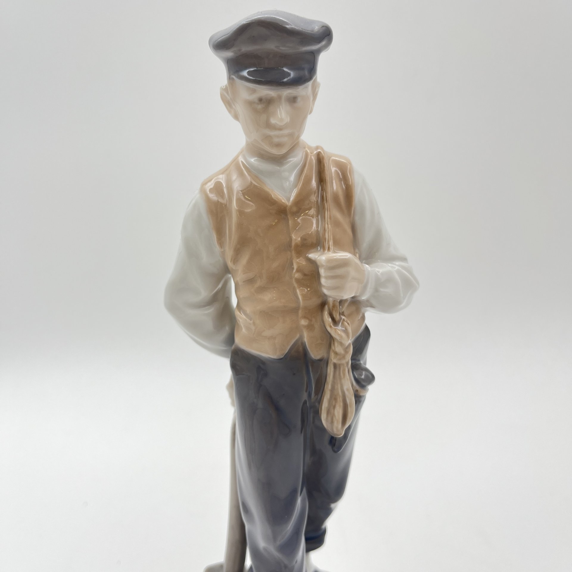 Статуэтка "Подмастерье" ("Мальчик с молотком"), модель №620, скульптор Chr. Thomsen, фарфор, роспись, Royal Copenhagen, Дания, 1968 г.