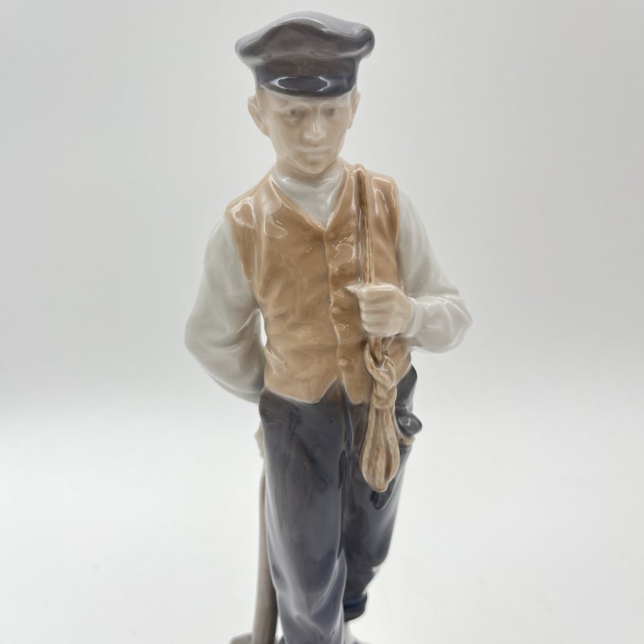 Статуэтка "Подмастерье" ("Мальчик с молотком"), модель №620, скульптор Chr. Thomsen, фарфор, роспись, Royal Copenhagen, Дания, 1968 г.