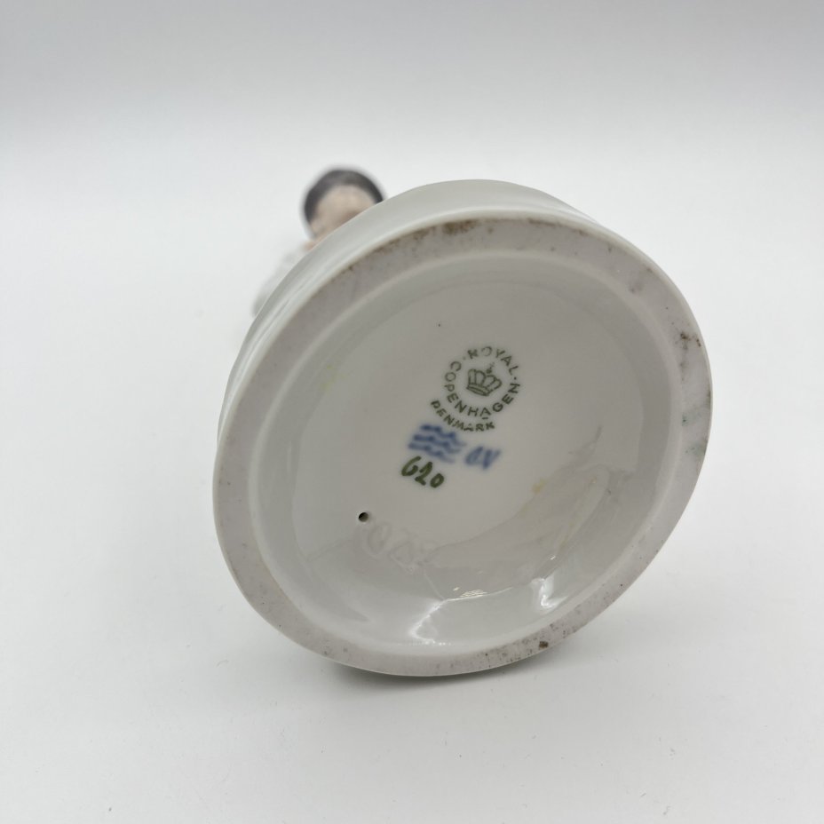 Статуэтка "Подмастерье" ("Мальчик с молотком"), модель №620, скульптор Chr. Thomsen, фарфор, роспись, Royal Copenhagen, Дания, 1968 г.