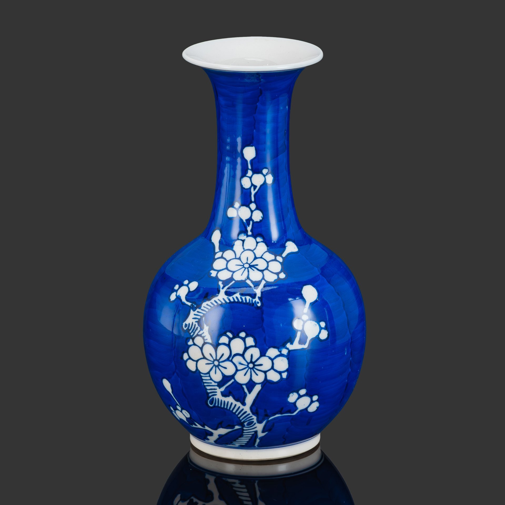 Ваза "Цветущая вишня на синем фоне", выполненная в стилистике эпохи Цин