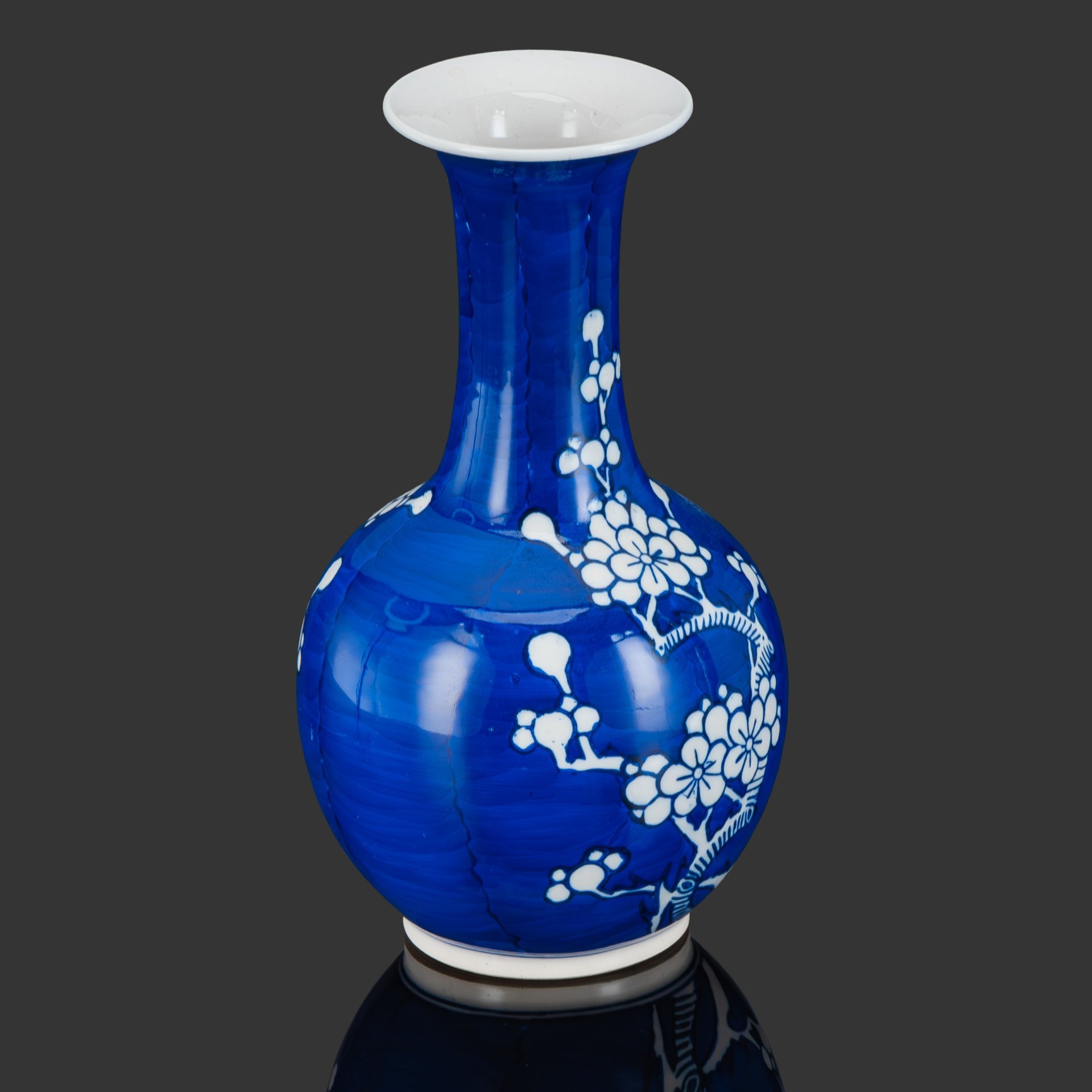 Ваза "Цветущая вишня на синем фоне", выполненная в стилистике эпохи Цин