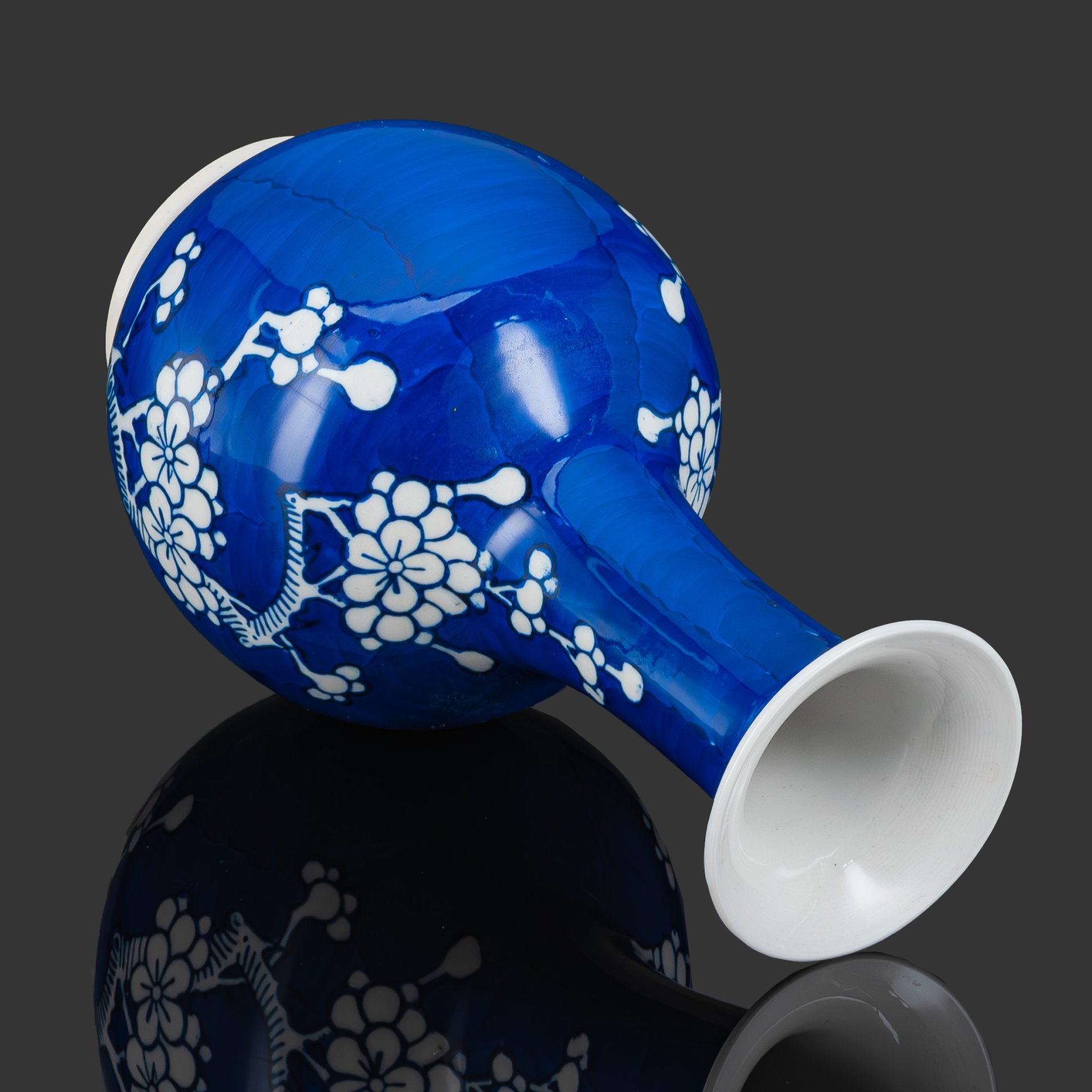 Ваза "Цветущая вишня на синем фоне", выполненная в стилистике эпохи Цин