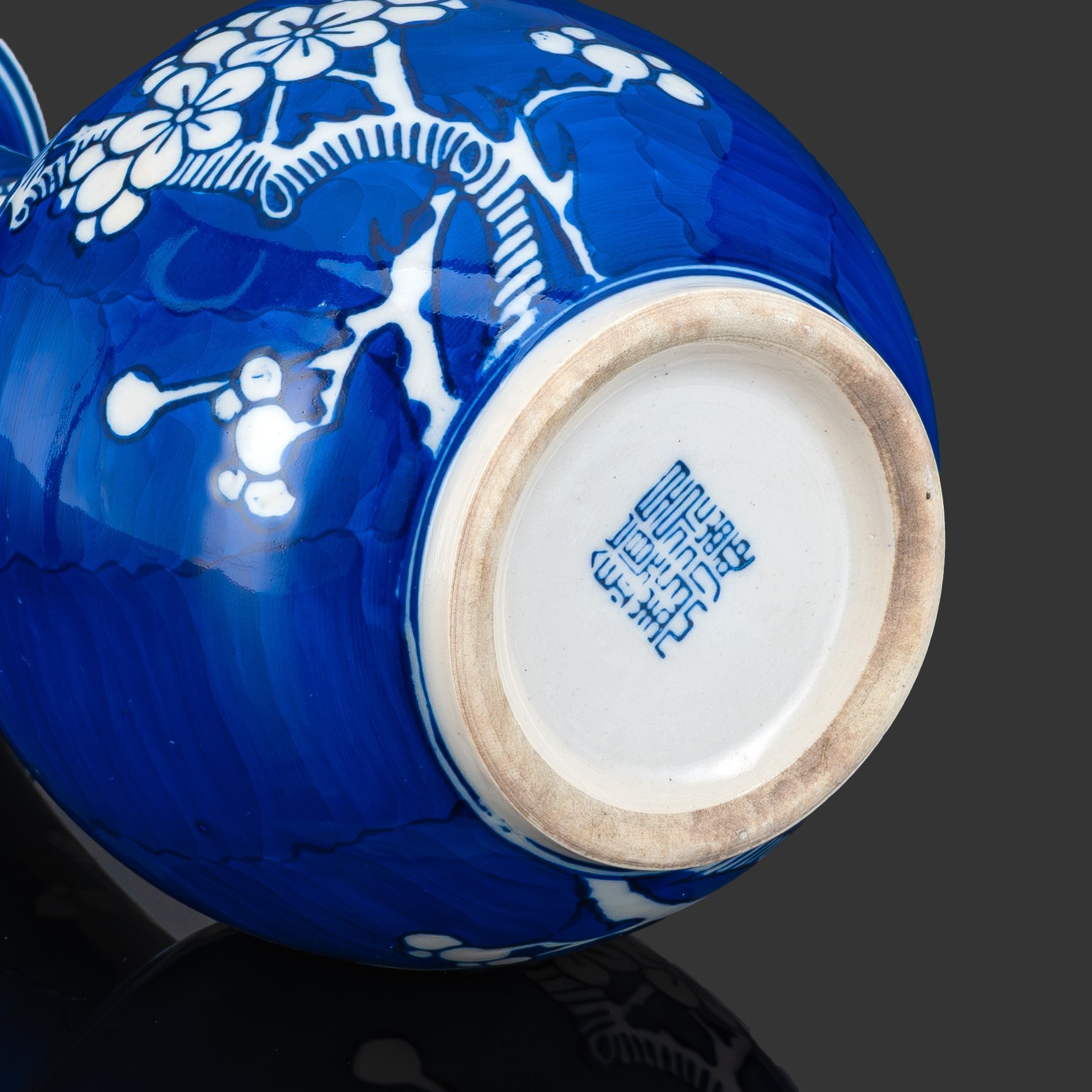 Ваза "Цветущая вишня на синем фоне", выполненная в стилистике эпохи Цин